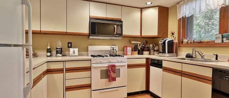 Condo, 2 Bedrooms | Private kitchen | Fridge, oven, coffee/tea maker, toaster