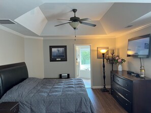 4 bedrooms, in-room safe, desk, iron/ironing board