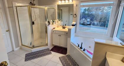 Luxury Home 12 Overnight Guests, Wi-Fi for Online Worker, Theme Gold & Diamonds
