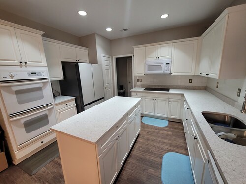 Luxury Home 12 Overnight Guests, Wi-Fi for Online Worker, Theme Gold & Diamonds