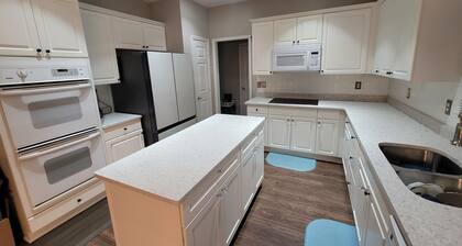 Luxury Home 12 Overnight Guests, Wi-Fi for Online Worker, Theme Gold & Diamonds