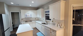  Entire Luxury Home Sleep 12, Hi-Tech Kitchen, 1 GB/s Wi-Fi, Ideal Remote Worker