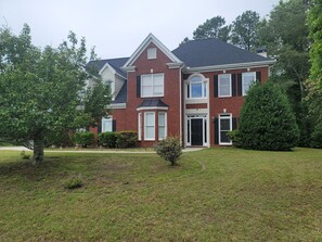 Exterior - Luxury Home 12 Overnight Guests, Wi-Fi for Online Worker, Theme Gold & Diamonds (Woodstock)