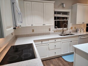 Fridge, microwave, oven, stovetop - Luxury Home 12 Overnight Guests, Wi-Fi for Online Worker, Theme Gold & Diamonds (Woodstock)