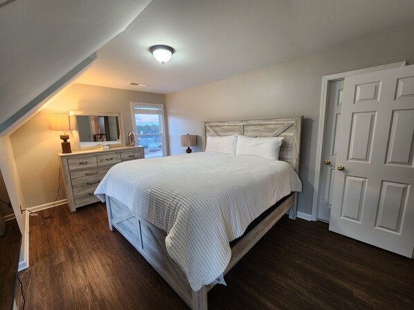 4 chambres, coffres-forts dans les chambres, bureau