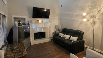 TV connectée, cheminée, jeux vidéo, lecteur de DVD