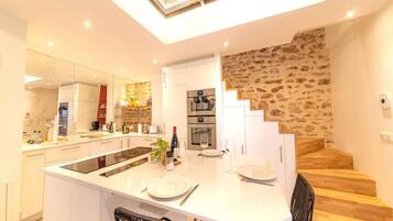 Een koelkast, een microgolfoven, een oven, een kookplaat