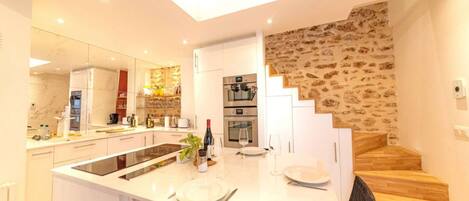 Kühlschrank, Mikrowelle, Ofen, Herdplatte