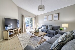 Villa, 4 Bedrooms | Living area