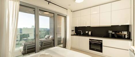 Escritorio y espacio para trabajar con laptop