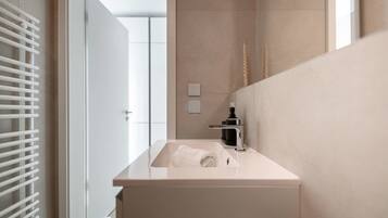 Dusche, Haartrockner, Handtücher