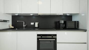 Een koelkast, een magnetron, een oven, een kookplaat