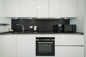 Jääkaappi, mikroaaltouuni, uuni, liesi