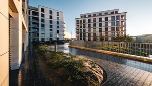 En moderne bygning med en gårdhave og et vandelement.