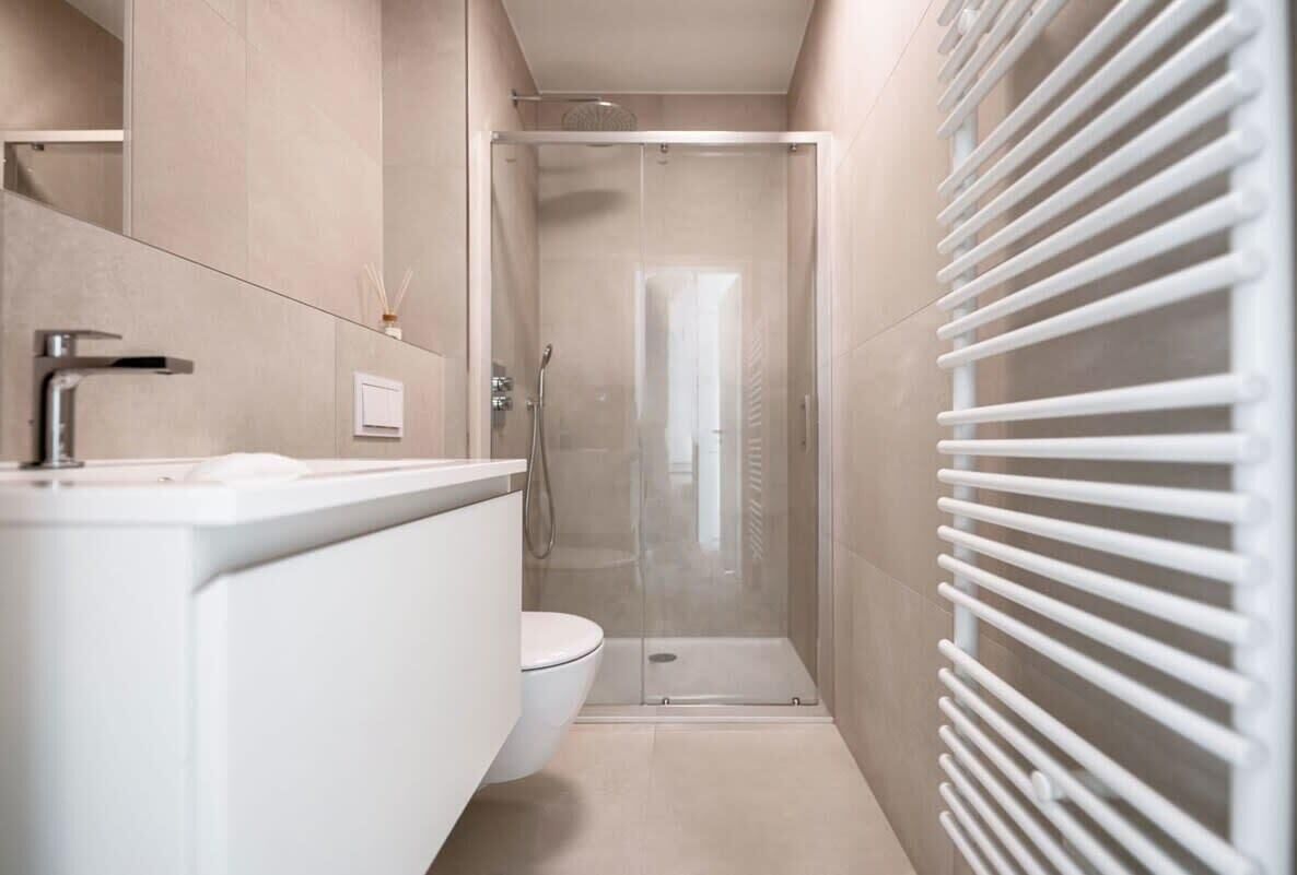 Regadera, secadora de cabello, toallas 