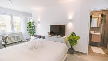 Iron/ironing board, WiFi, bed sheets