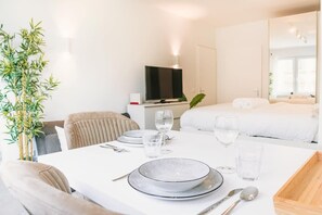 Iron/ironing board, WiFi, bed sheets