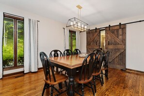 Dining - Fire pit with MTN views! Summer fun! Nelson 151. (Roseland)