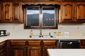Fridge, microwave, oven, stovetop - Fire pit with MTN views! Summer fun! Nelson 151. (Roseland)