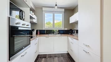 Réfrigérateur, micro-ondes, four, plaque de cuisson