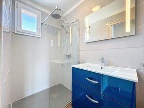 Shower, hair dryer, toilet paper