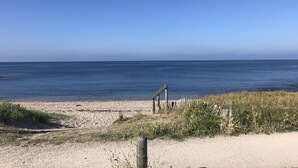 A beach with a wooden structure, sandy shore, and a clear view of the ocean. - Charming house on the heights of St Jacques with sea view (Sarzeau)