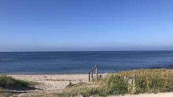Vlak bij het strand, ligstoelen