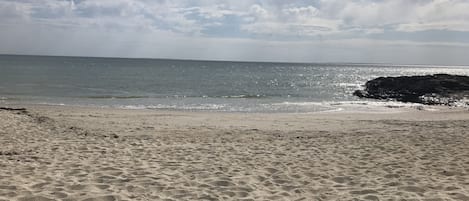 Vlak bij het strand, ligstoelen aan het strand
