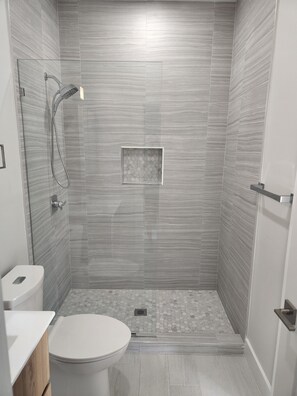 Douche, serviettes fournies, savon, shampoing