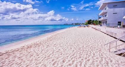 Modern 2 Bed walking distance to the beach