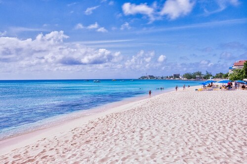 Modern 2 Bed walking distance to the beach