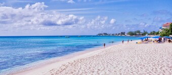 Modern 2 Bed walking distance to the beach