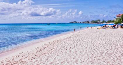 Modern 2 Bed walking distance to the beach