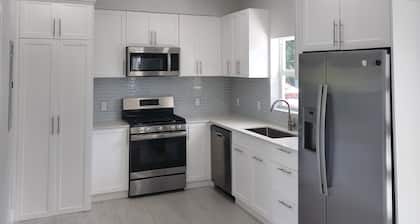 Modern 2 Bed walking distance to the beach