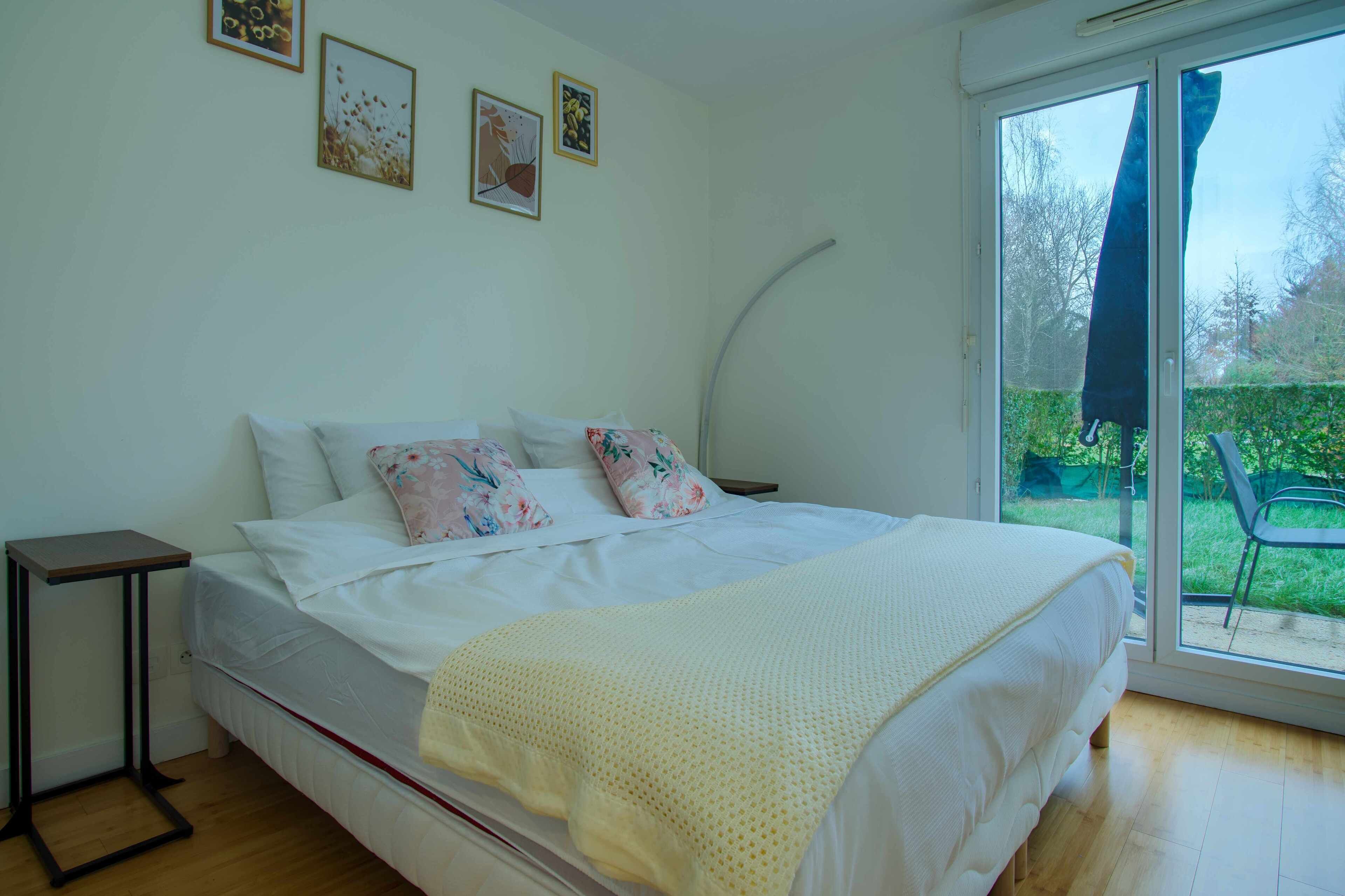 2 slaapkamers, een strijkplank/strijkijzer, reisbedje, gratis wifi