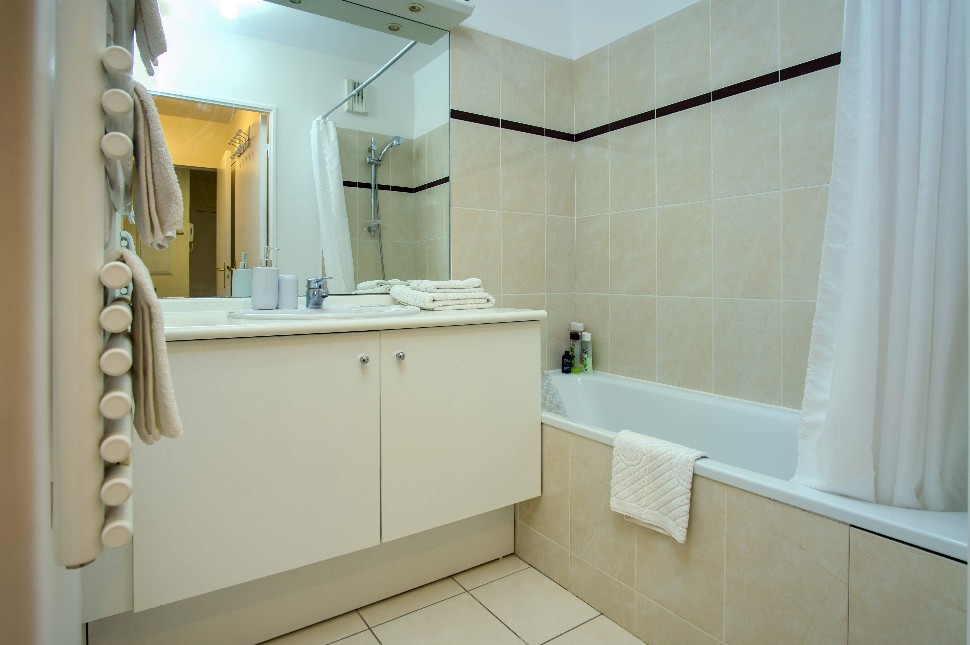 Ensemble douche/baignoire, sèche-cheveux, serviettes fournies, savon