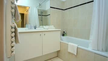 Combinazione doccia/vasca, asciugacapelli, asciugamani, sapone