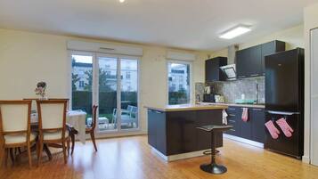 Coffee/tea maker, fridge, microwave, oven