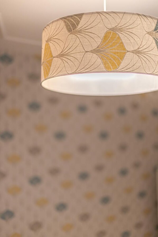 A ceiling lamp with a leaf pattern. - Adriana's Suite close to Vatican (ROMA)
