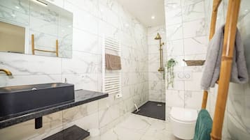 Douche, sèche-cheveux