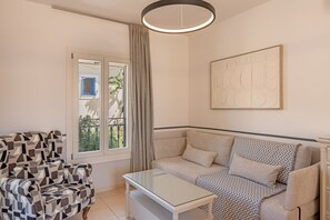 Smart TV, books - PEFKO. Unique location, one min from the beach! (Asos)