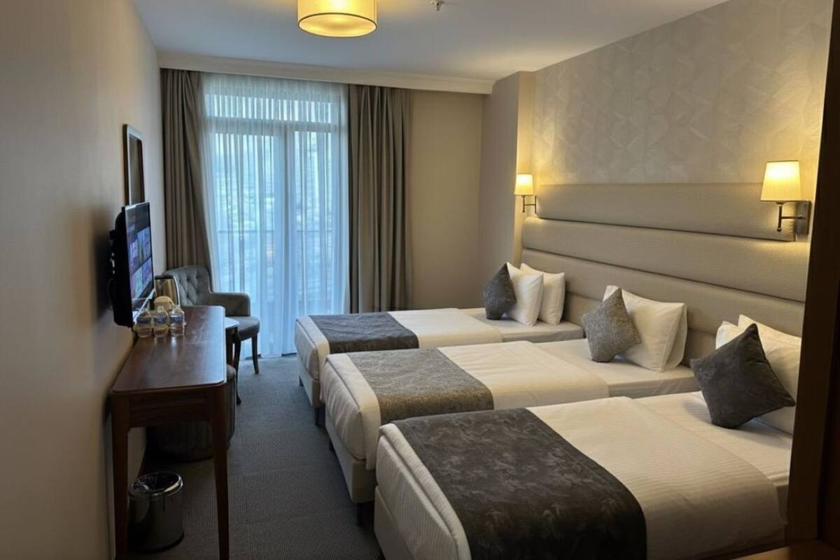 Habitació triple Deluxe | Zona de menjador de l'habitació