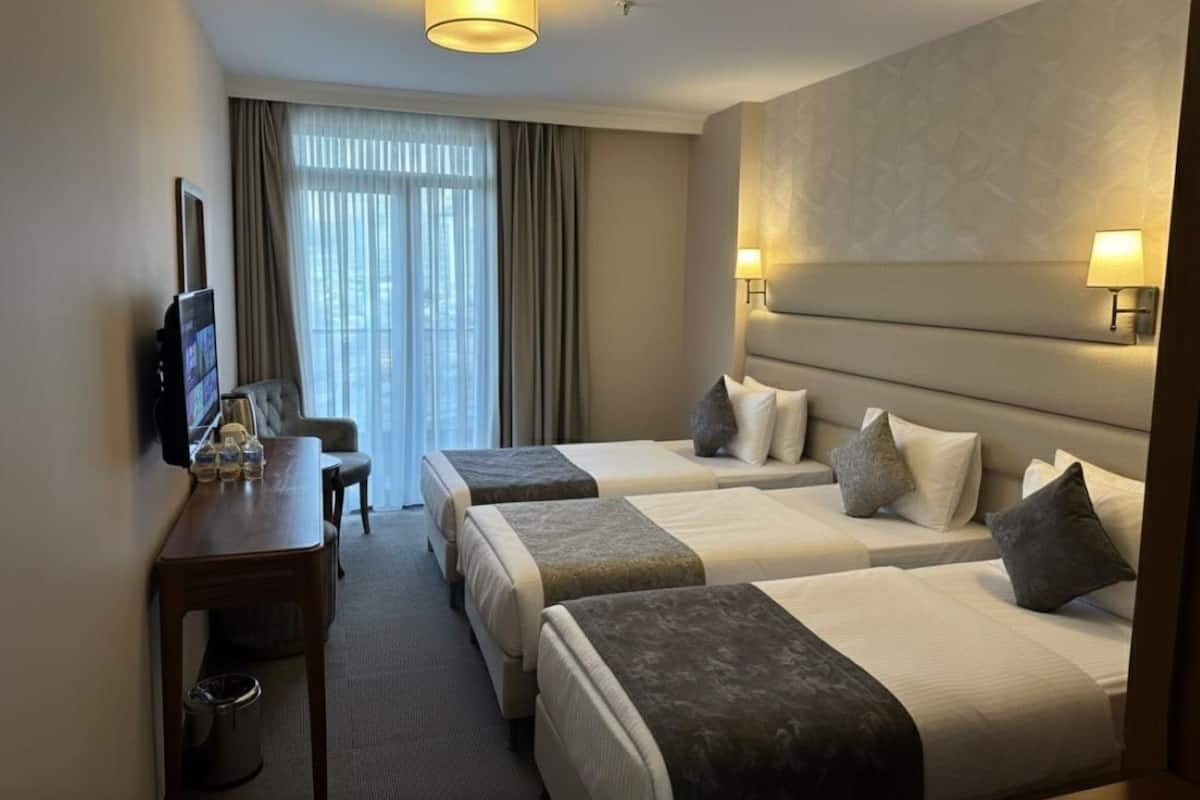 Egyptian cotton sheets, premium bedding, minibar, desk