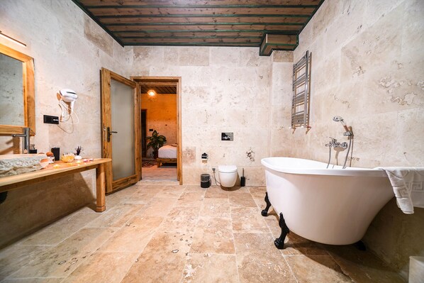 Quadrupla familiare, 1 camera da letto, vasca da bagno, vista cortile | Bagno | Set di cortesia firmato, asciugacapelli, pantofole, bidet