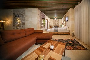 Familien-Vierbettzimmer, 1 Schlafzimmer, Badewanne, Blick auf den Innenhof | 1 Schlafzimmer, Bettwäsche aus ägyptischer Baumwolle