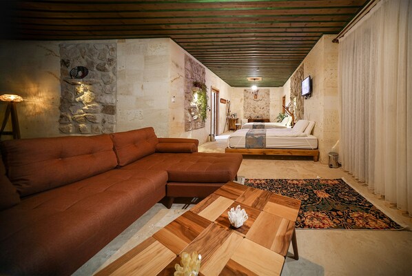 Family Quadruple Room, 1 Bedroom, Bathtub, Courtyard View - Serene Premium Stone House (Nevsehir)