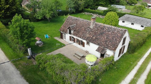 10 minutes from Guédelon, quiet house with large garden not overlooked