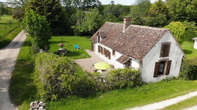 10 minutes from Guédelon, quiet house with large garden not overlooked