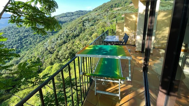 A balcony with a table and chairs overlooking a lush, green valley. - LOFT CASA NEPITA TALLANO 72 m2 CLIM VUE GRANDIOSE furnished tourism 3 stars (Sainte-Lucie-de-Tallano)
