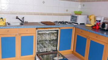 Een koelkast, een microgolfoven, een oven, een kookplaat